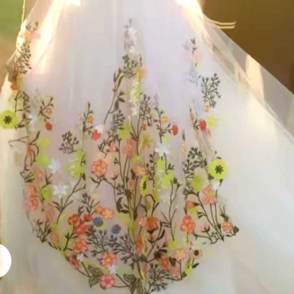 Intermission length with Vibrant colors! Comb off white veil